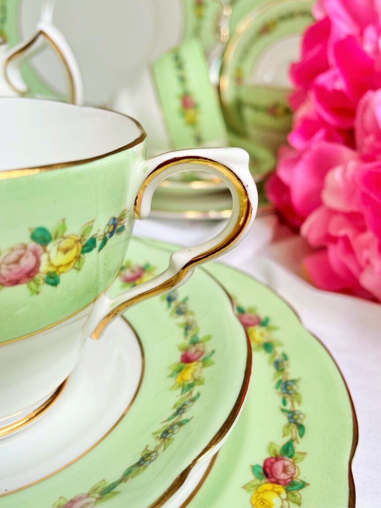 Vintage Collingwoods 21 Piece Fine Bone China Tea Set