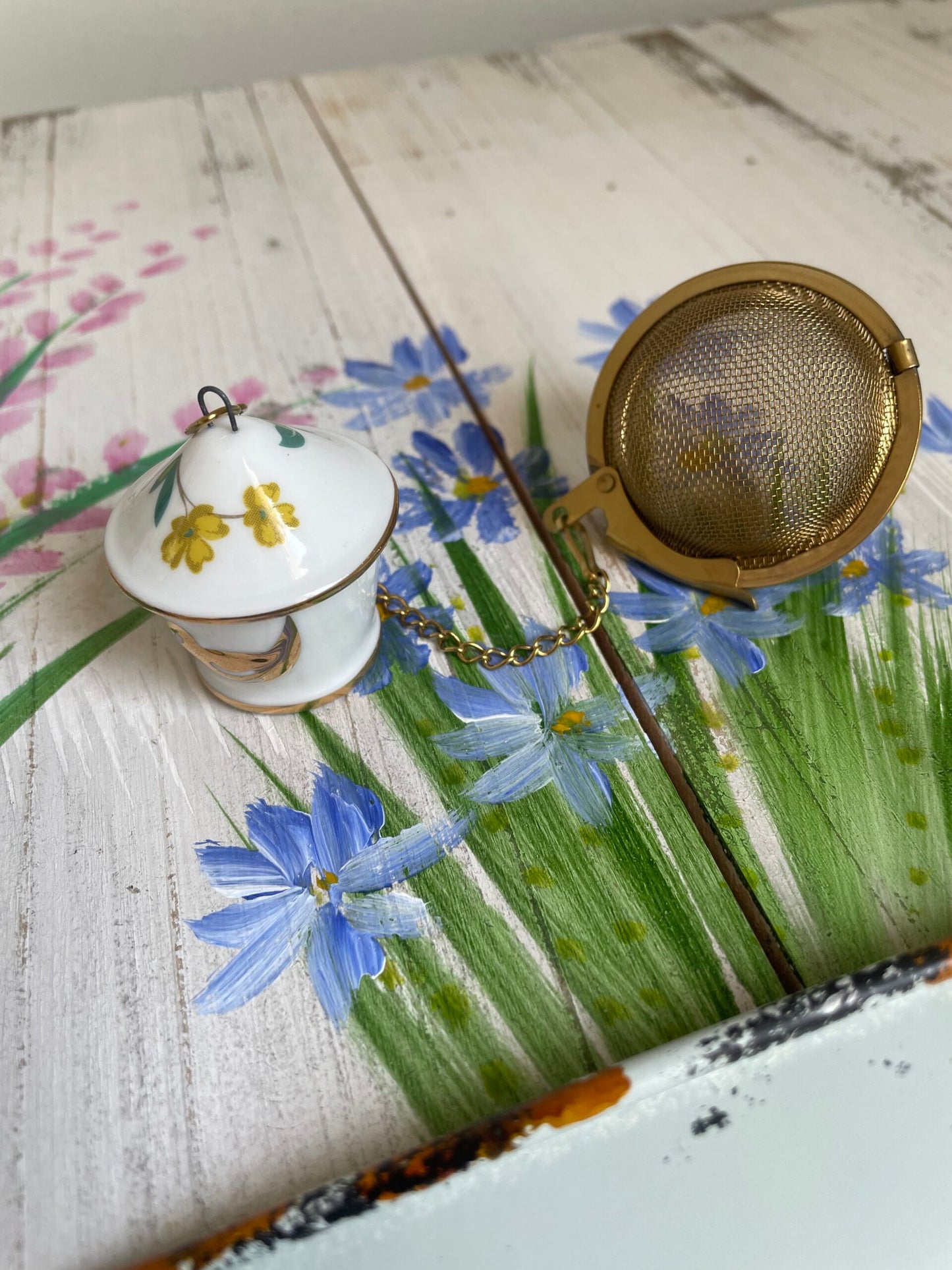 Pip Studio Ceramic Bird with Brass Ball Tea Infuser